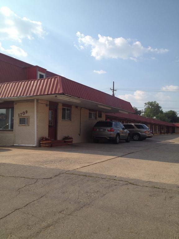 Deluxe Inn Лотон Экстерьер фото