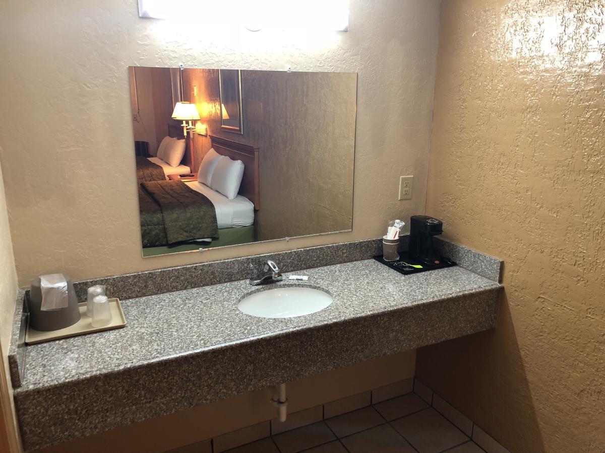 Deluxe Inn Лотон Экстерьер фото