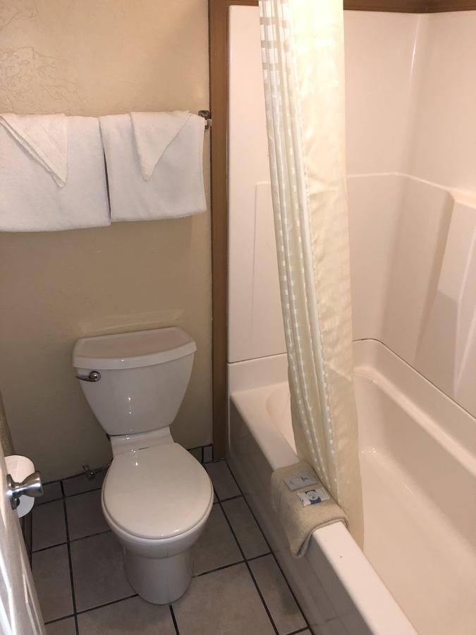 Deluxe Inn Лотон Экстерьер фото
