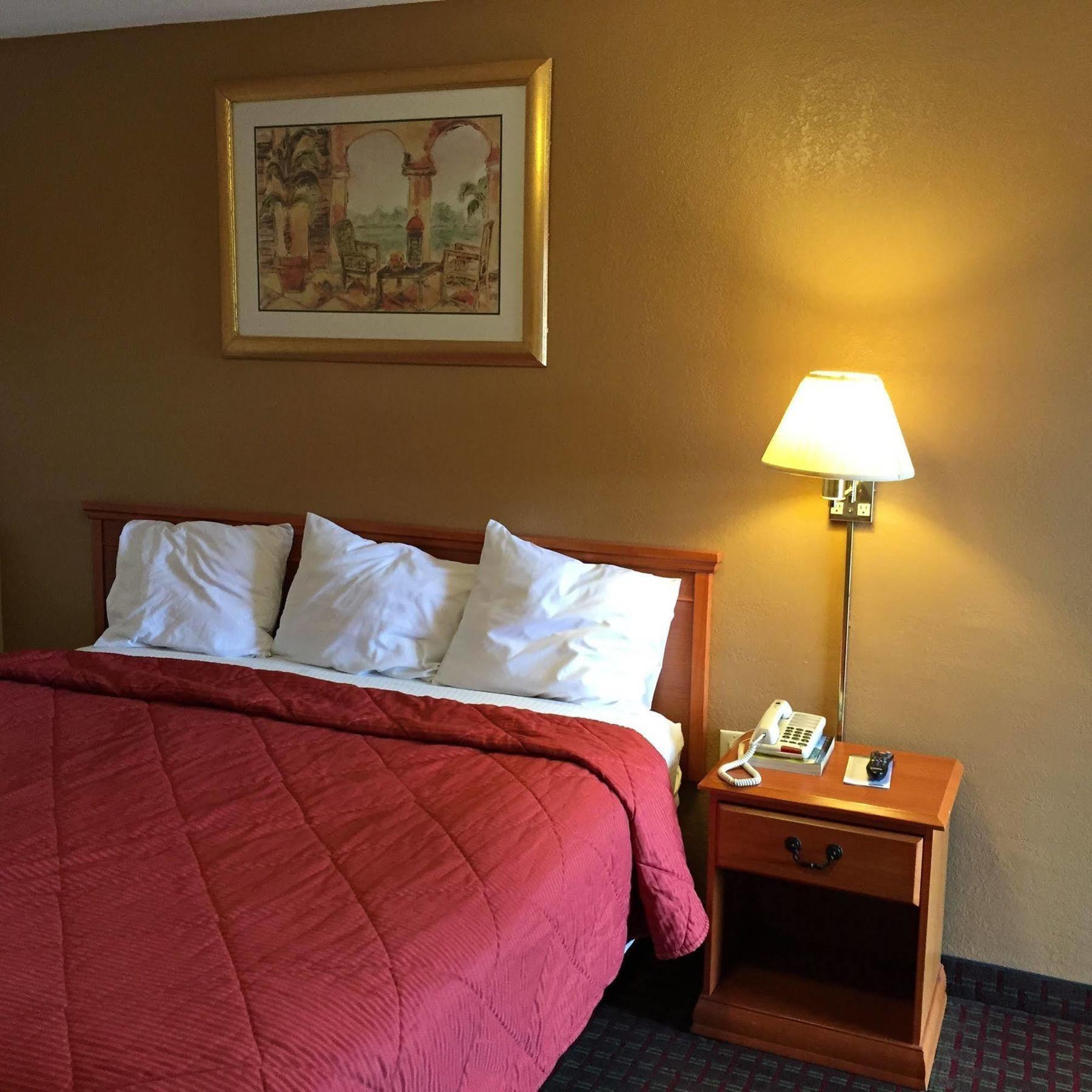 Deluxe Inn Лотон Экстерьер фото